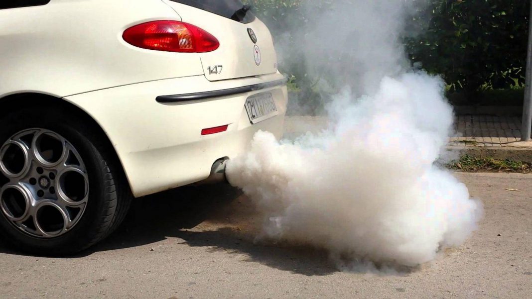 Egzozdan-beyaz-duman-atıyor-dizel-motor