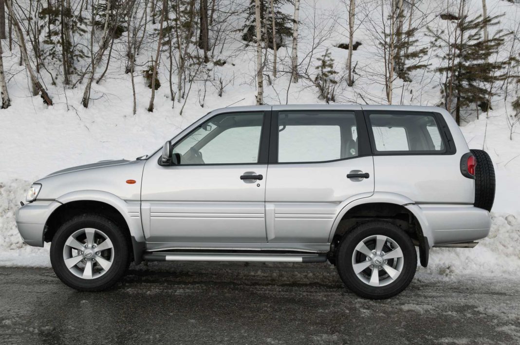 nissan-terrano-ii-5-door-side-0-325110
