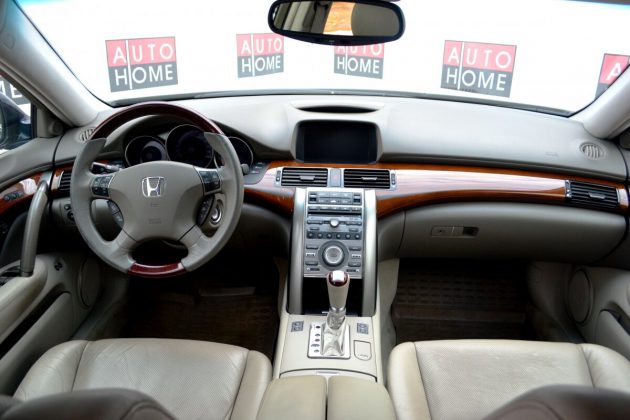 Honda Legend i&ccedil; mekan