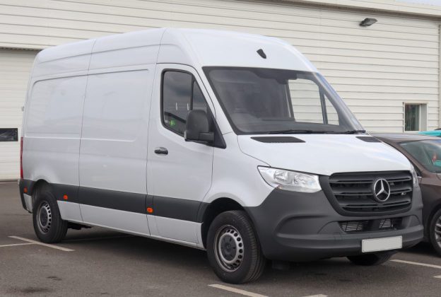 r&uuml;zgar savrulma asistanı bulunan mercedes sprinter marka ara&ccedil;