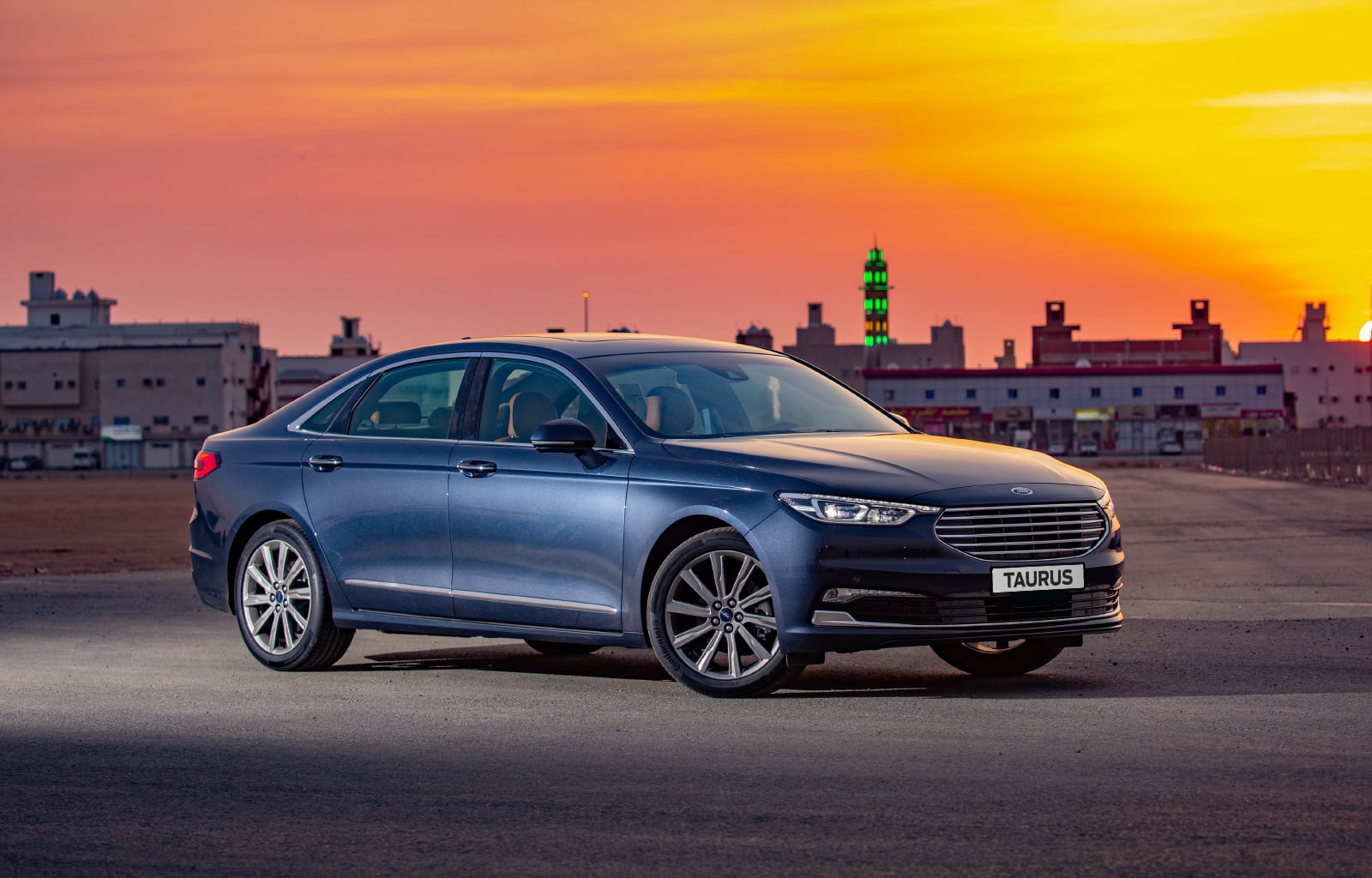 Ford Taurus, mavi renk, yandan görünüm
