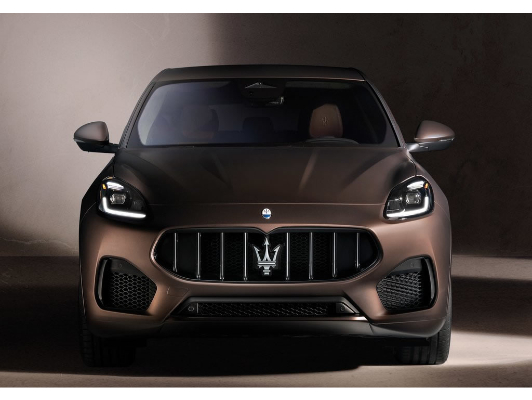 Maserati Grecale kahverengi önden görünüm