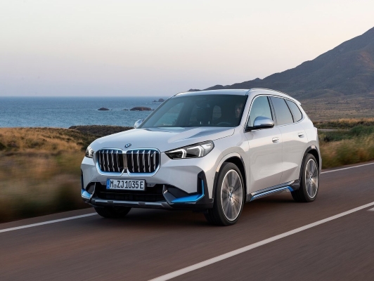 bmw ix1, beyaz renk önden görünüm