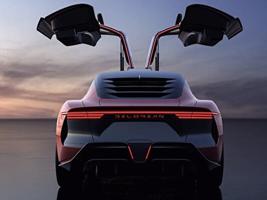 Geleceğe Dönüş Arabası Delorean Alpha 5, kırmızı renk, arkadan görünüm