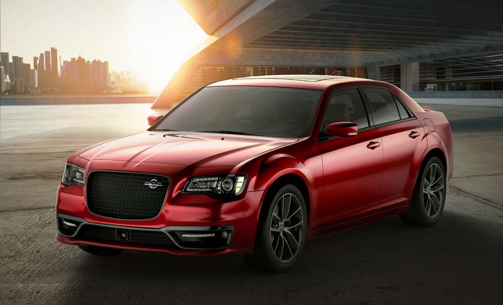 2023 Chrysler 300C önden görünüm