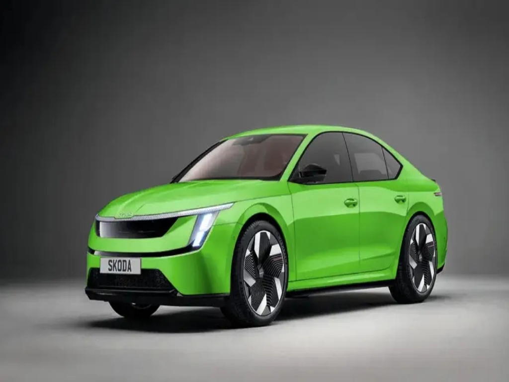Elektrikli Skoda Octavia, yeşil renk, önden görünüm