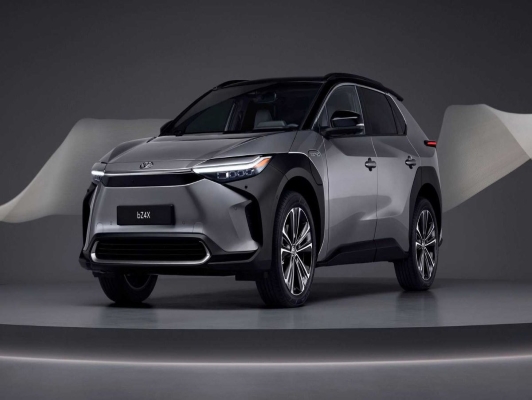 Toyota BZ4X, önden görünüm, gri