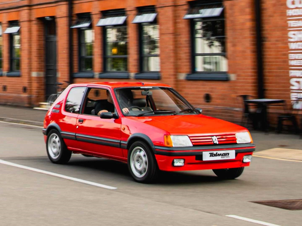Peugeot 205 GTI kapak Modifiyeli Peugeot 205 GTI , kırmızı renk önden görünüm