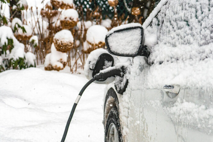 karlı havada şarj edilen elektrikli araba