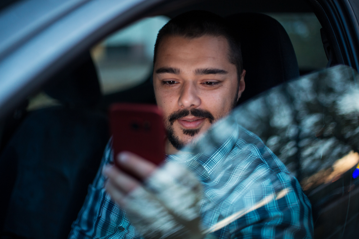 telefonuna bakan adam